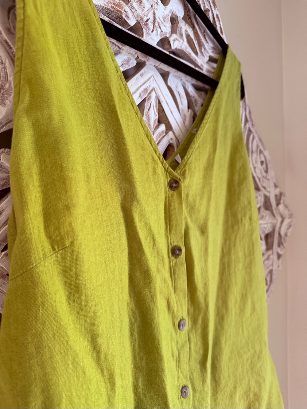 Simons Light Green Organic Linen V-Neck Button Tank - Picture 4 of 6